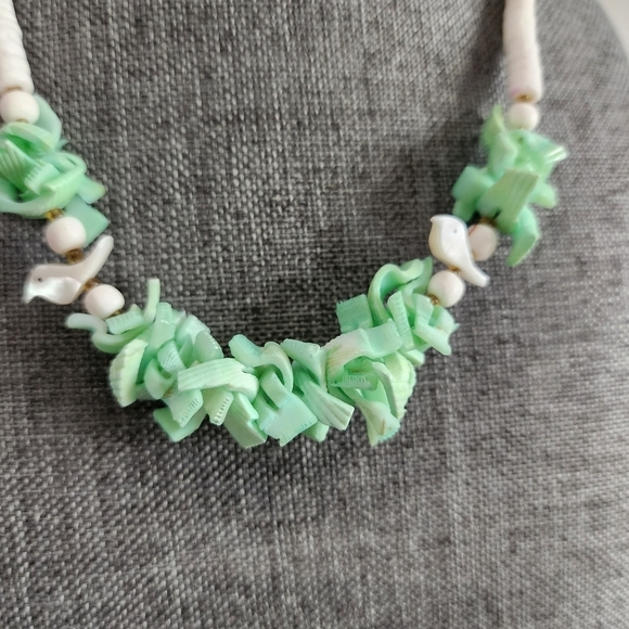 Shell and mother of pearl bird necklace - Picture 5 of 7